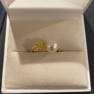 Beautiful 18k yellow gold Pearl tous ring!